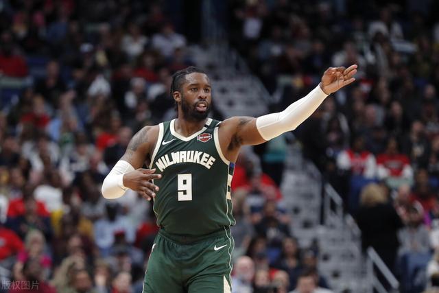 维尼修斯庆祝当选年度最佳球员 把World拼成word