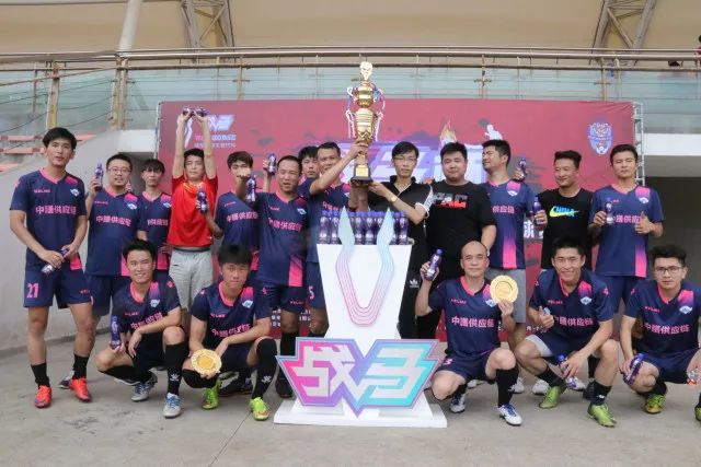 C罗庆祝击败达马克：打进2球全取3分